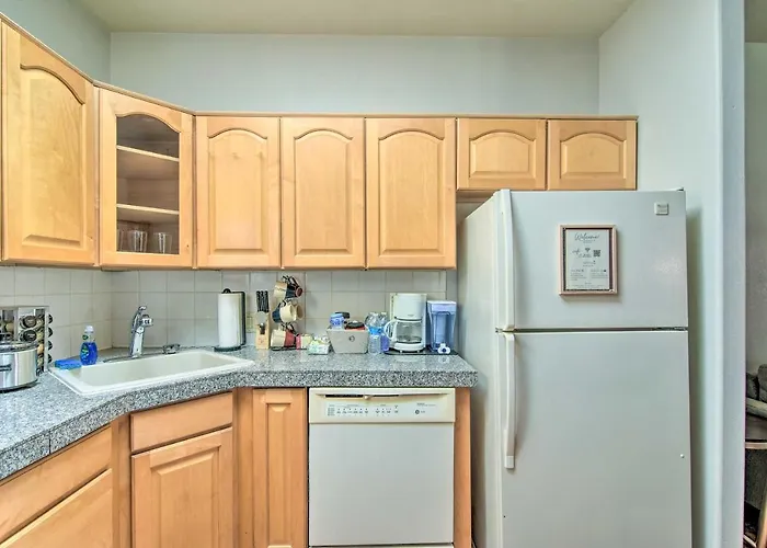 Apartment Single-story W/ Patio Space! *