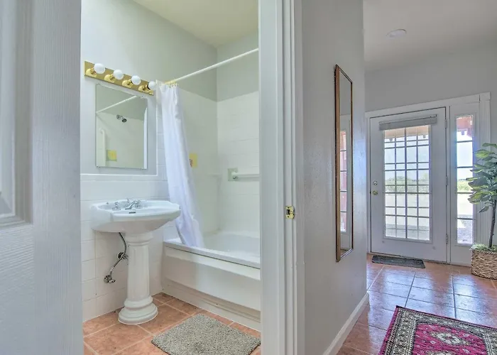 Single-story W/ Patio Space! Apartment *